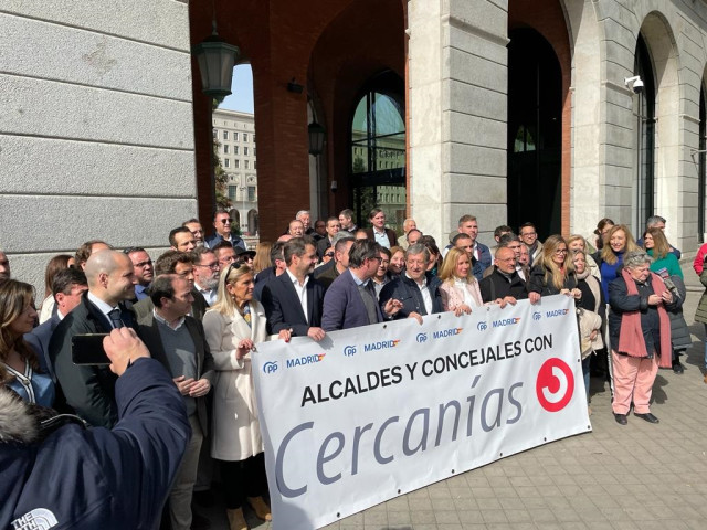 Cargos del PP de Madrid se manifiesta ante el Ministerio de Transportes por el 