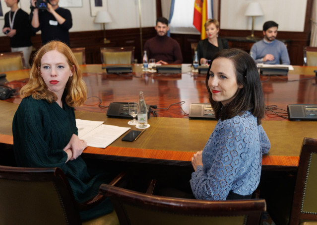 La secretaria de Estado para la Agenda 2030, Lilith Verstrynge (i) y la ministra de Derechos Sociales y Agenda 2030, Ione Belarra (d), durante una reunión con la secretaria general Unión de Asociaciones de Trabajadores Autónomos y Emprendedores (UATAE), M