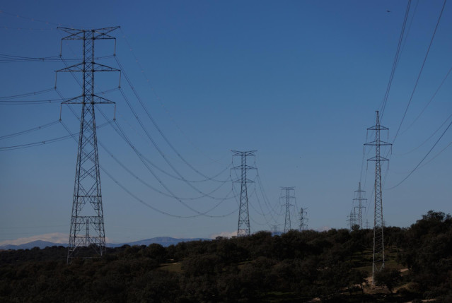 Varias torres de alta tensión, a 23 de enero de 2023, en San Sebastián de los Reyes, Madrid (España).