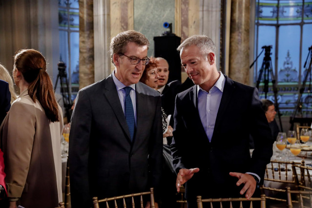 Archivo - El presidente del PP, Alberto Núñez Feijóo (i) y el presidente del Senado, Ander Gil (d), durante el desayuno informativo del secretario general de UGT, en el Casino de Madrid, a 13 de octubre de 2022, en Madrid (España). El desayuno está organi