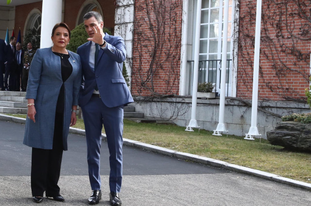 El presidente del Gobierno, Pedro Sánchez, junto a la presidenta de Honduras, Xiomara Castro, durante su visita a La Moncloa.