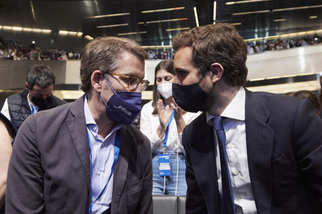 Archivo - El presidente de la Xunta de Galicia y candidato a la presidencia del PP,  Alberto Núñez Feijóo, (i) y el presidente saliente del Partido Popular, Pablo Casado, (d) Palacio de Congresos y Exposiciones de Sevilla (FIBES) para participar en el XX