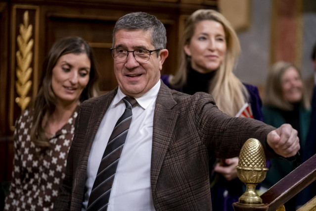 El portavoz parlamentario del PSOE en el Congreso, Patxi López (c), a su llegada a una sesión plenaria, en el Congreso de los Diputados, a 21 de febrero de 2023, en Madrid (España).