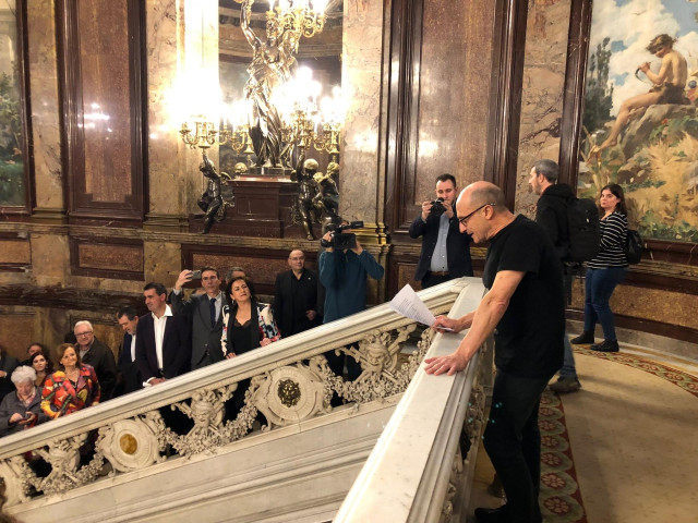 El actor Pepe Viyuela recita un poema durante la presentación del proyecto 'Voces de la lengua' en la Casa América con la presencia de la presidenta de la Rioja, Concha Andreu, a 22 de febrero de 2023 en Madrid.