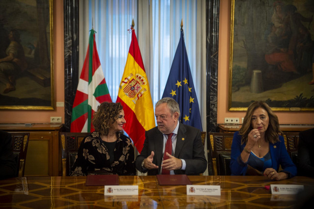 Archivo - (I-D) La ministra de Hacienda y Función Pública, María Jesús Montero, el consejero de Economía y Hacienda del Gobierno Vasco, Pedro Azpiazu, y la consejera de Gobernanza Pública y Autogobierno, Olatz Garamendi, durante la Comisión Mixta del Conc