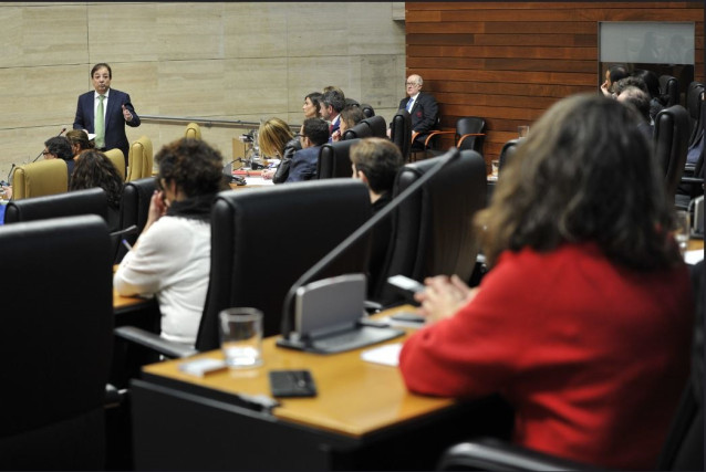 El presidente de la Junta de Extremadura, Guillermo Fernández Vara, en el pleno de la Asamblea