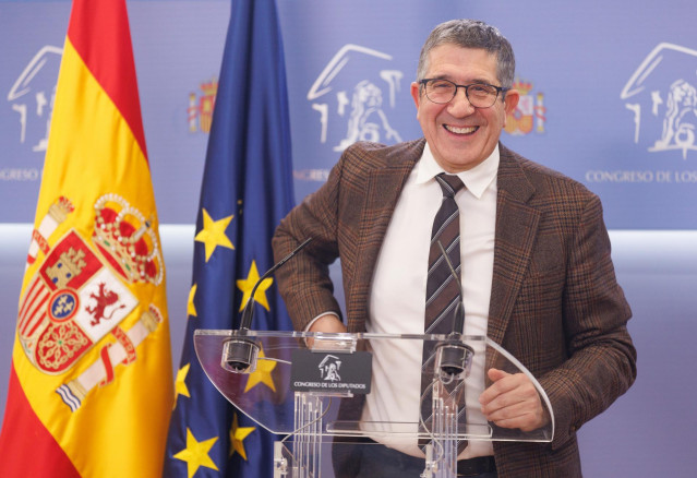 El portavoz del PSOE en el Congreso, Patxi López, en una rueda de prensa