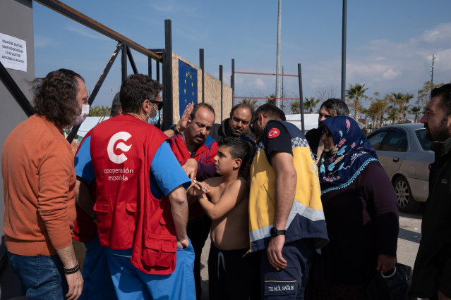 Llegada de un niño herido frente a la puerta de entrada del hospital de campaña de la Agencia Española de Cooperación Internacional para el Desarrollo, a 23 de febrero de 2023, en Iskenderun, Turquía (España). El hospital de campaña del equipo START de la