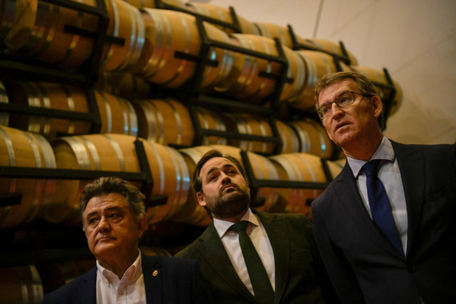 (I-D) El alcalde de Daimiel, Leopoldo Sierra; el presidente del PP en Castilla-La Mancha, Paco Núñez y el presidente del PP, Alberto Núñez Feijóo, comparecen tras la visita por las instalaciones de la empresa García Carrión, a 23 de febrero de 2023, en Da