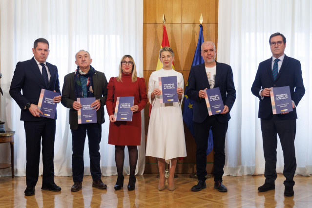 Foto de familia de la presentación de la Estrategia de Seguridad y Salud Laboral (2023-2027).
