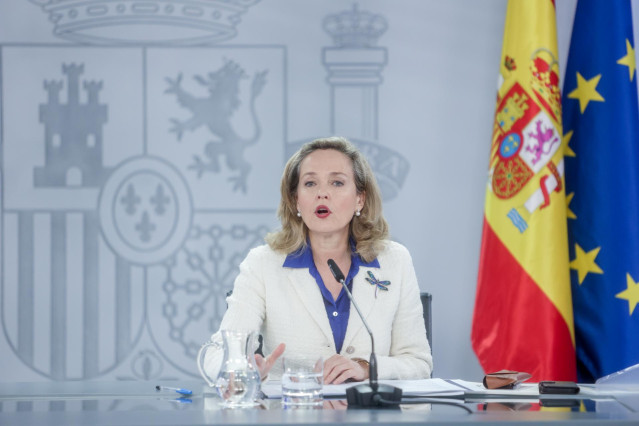 La vicepresidenta primera y ministra de Asuntos Económicos y Transformación Digital, Nadia Calviño, comparece tras la Comisión Interministerial para la Recuperación, Transformación y Resiliencia, en el Complejo de La Moncloa, a 16 de febrero de 2023, en M