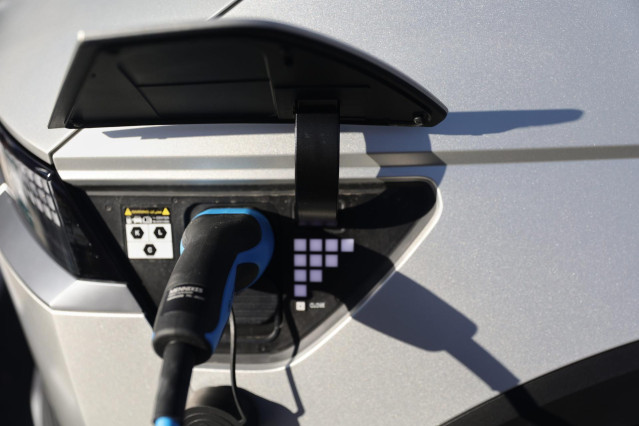 Archivo - Un vehículo eléctrico mientras se carga, en la inauguración de la mayor electrolinera de carga rápida en España para vehículos eléctricos, en la Electrolinera ENDESA, a 11 de enero de 2022, en Pozuelo de Alarcón, Madrid, (España).