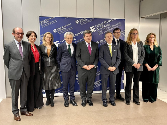 El ministro de Inclusión, Seguridad Social y Migraciones José Luís Escrivá junto al decano del Col·legi d'Economistes de Catalunya Carles Puig de Travy y otras personalidades este jueves
