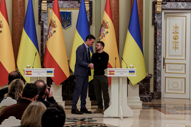 El presidente del Gobierno de España, Pedro Sánchezy el presidente de Ucrania, Volodimir Zelenski