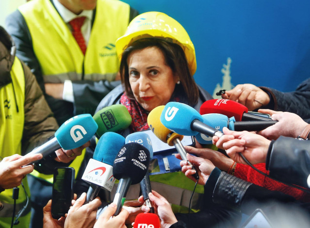 La ministra de Defensa, Margarita Robles, atiende a los medios de comunicación durante su visita a las instalaciones del astillero de Navantia, a 23 de febrero de 2023, en Ferrol, A Coruña, Galicia (España). Durante su visita a Navantia, Robles, ha compro