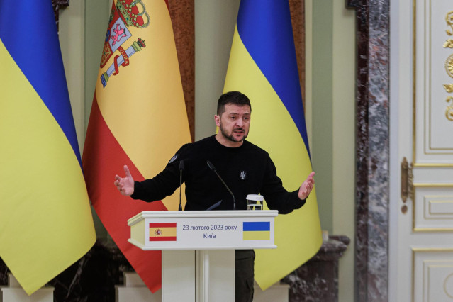 El presidente de Ucrania, Volodimir Zelenski, pronuncia un discurso a su llegada al Palacio Mariinski, a 23 de febrero de 2023, en Kiev (Ucrania). Pedro Sánchez ha visitado hoy las huellas que ha dejado la guerra en las localidades de Bucha e Irpin, situa