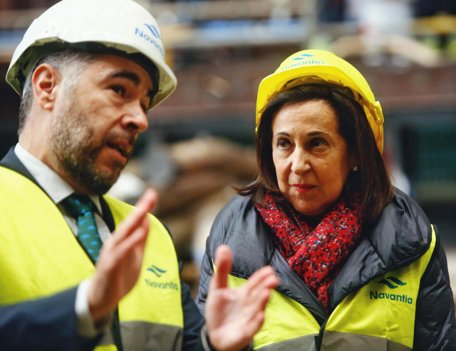 La ministra de Defensa, Margarita Robles, visita junto al presidente de la compañía pública Navantia, Ricardo Domínguez, las instalaciones del astillero, a 23 de febrero de 2023, en Ferrol, A Coruña, Galicia (España). Durante su visita a Navantia, Robles,