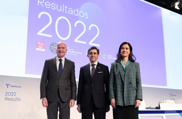 (I-D)El consejero delegado, Ángel Vilá; el presidente ejecutivo de Telefónica S.A., José María Álvarez-Pallete; y la directora general de Finanzas y Control y responsable de Hispanoamérica de la compañía, Laura Abasolo, en la rueda de prensa de resultados