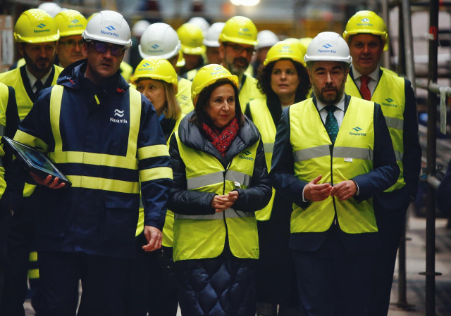 La ministra de Defensa, Margarita Robles, visita junto al presidente de la compañía pública Navantia, Ricardo Domínguez, las instalaciones del astillero, a 23 de febrero de 2023, en Ferrol, A Coruña, Galicia (España). Durante su visita a Navantia, Robles,