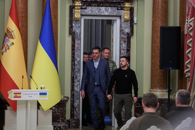 El presidente del Gobierno de España, Pedro Sánchez (c), y el presidente de Ucrania, Volodimir Zelenski (1d), a su llegada al Palacio Mariinski, a 23 de febrero de 2023, en Kiev (Ucrania).