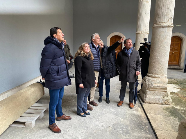 En el centro, el vicesecretario de Acción Institucional del PP, Esteban González Pons, y a su izquierda la candidata 'popular' a la Alcaldía de Burgos, Cristina Ayala.
