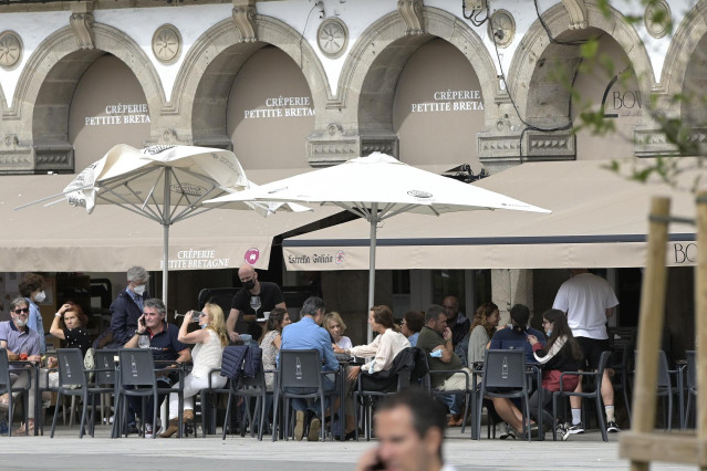 Archivo - Terraza de un bar en Galicia