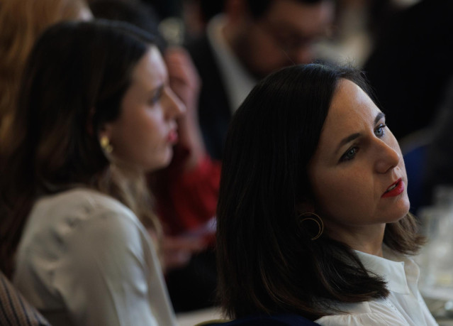 La ministra de Igualdad, Irene Montero (i), y la secretaria general de Podemos y ministra de Derechos Sociales, Ione Belarra (d), durante un desayuno informativo, a 13 de febrero de 2023, en Madrid (España).