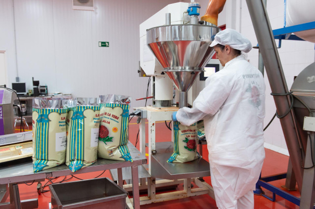 Archivo - Una trabajadora en la fábrica ‘La Dalia’, a 28 de noviembre de 2022, en La Vera, Cáceres (España).
