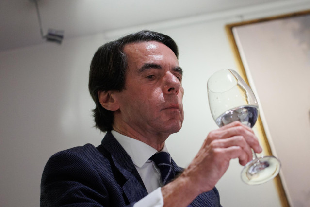 El expresidente del Gobierno y presidente de la Fundación FAES, José María Aznar, mantiene una conversación con el presidente del Club Siglo XXI y exsecretario general del PSOE de Euskadi, Nicolás Redondo, durante un acto del Club Siglo XXI, a 21 de febre