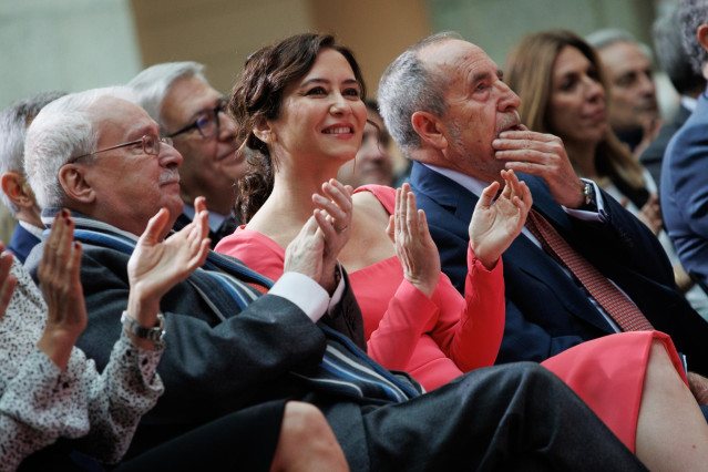 (I-D) El expresidente de la Comunidad de Madrid, Joaquín Leguina, la presidenta de la Comunidad de Madrid, Isabel Díaz Ayuso, y el exalcalde de Madrid, Juan Barranco, durante el acto del 40º aniversario del Estatuto de Autonomía de Madrid