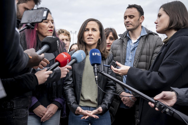 (I-D) La candidata de Podemos a la Alcaldía de Móstoles, Mónica Monterreal, la secretaria general de Podemos y ministra de Derechos Sociales y Agenda 2030, Ione Belarra, y el candidato de Podemos a la Alcaldía de Madrid Roberto Sotomayor, atienden a los m