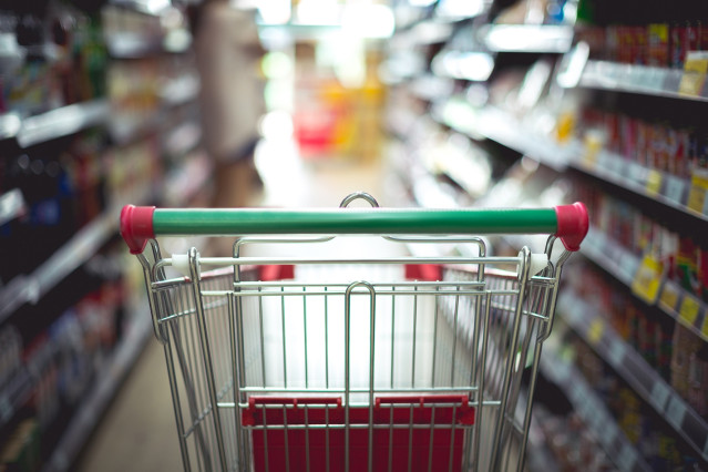 Archivo - Carro de la compra en un supermercado.