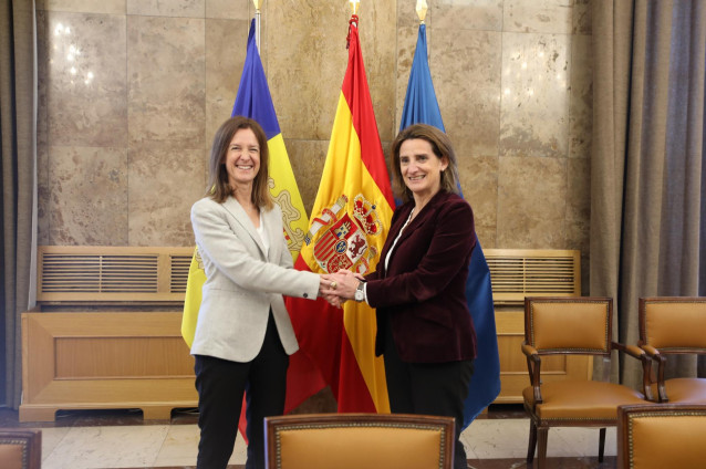 La ministra para la Transición Ecológica y el Reto Demográfico del Gobierno de España, Teresa Ribera, y la ministra de Medio Ambiente, Agricultura y Sostenibilidad del Gobierno de Andorra, Sílvia Calvó.