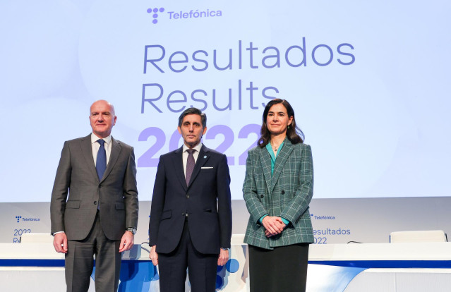 (I-D) El consejero delegado, Ángel Vilá; el presidente ejecutivo de Telefónica S.A., José María Álvarez-Pallete; y la directora general de Finanzas y Control y responsable de Hispanoamérica de la compañía, Laura Abasolo