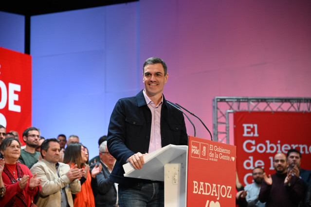 El secretario general del PSOE y presidente del Gobierno, Pedro Sánchez , interviene en un acto de precampaña para presentar al candidato a la alcaldía de Badajoz, Ricardo Cabezas, en el Palacio de Congresos, a 24 de febrero de 2023, en Badajoz.