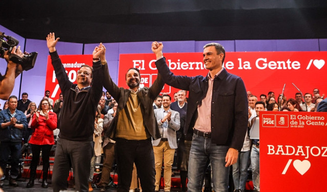 Pedro Sánchez con Fernández Vara y Ricardo Cabezas en un acto público en Badajoz