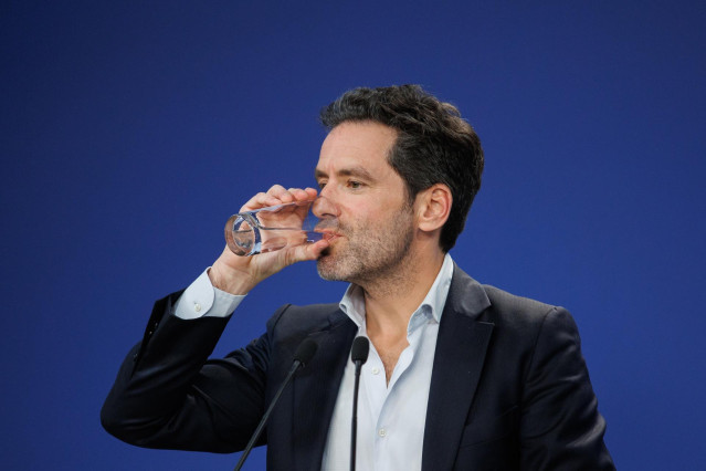 El portavoz del comité de campaña del PP, Borja Sémper, bebe agua durante una rueda de prensa posterior a la reunión del Comité de Dirección del Partido Popular, a 13 de febrero de 2023, en Madrid (España). Durante la rueda de prensa, Borja Sémper, ha man