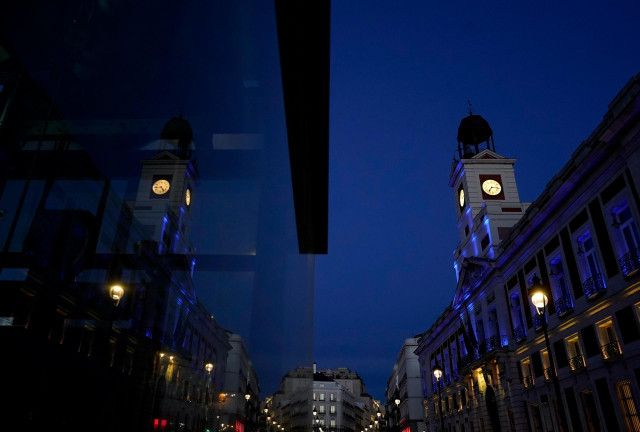 La Real Casa de Correos se ilumina con los colores de la bandera de Ucrania.