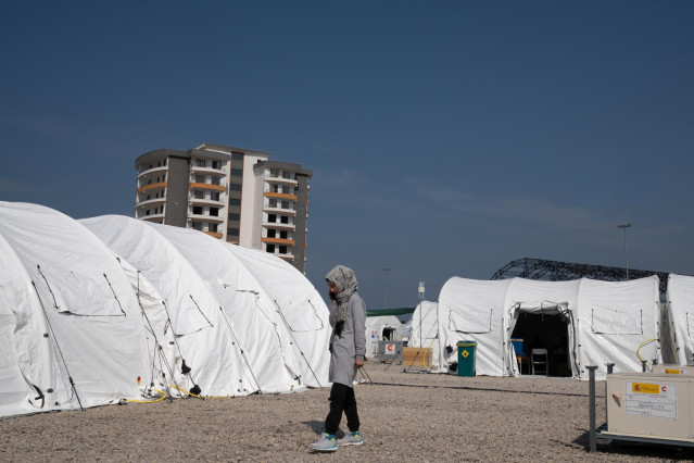 Una mujer camina dentro del recinto del hospital de campaña de la Agencia Española de Cooperación Internacional para el Desarrollo, a 23 de febrero de 2023, en Iskenderun, Turquía (España)