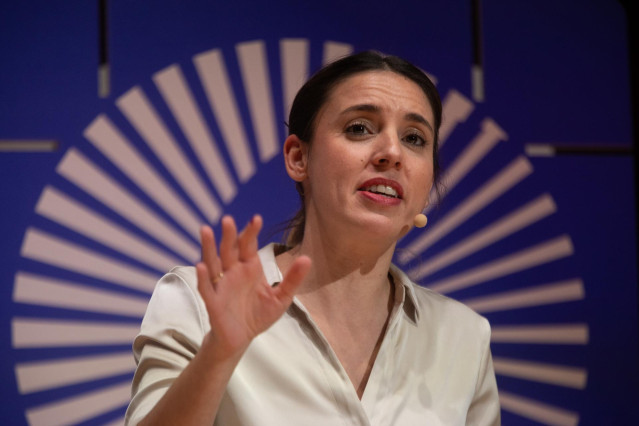 La ministra de Igualdad, Irene Montero, responde a una joven durante la inauguración del Encuentro Internacional Feminista 'We call it feminism. Feminismo para un mundo mejor', en la Facultad de Medicina de la Universidad Complutense de Madrid