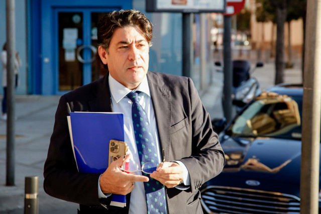 Archivo - El consejero de Transportes e Infraestructuras de la Comunidad de Madrid, David Pérez, a su llegada a la reunión del consejo de Gobierno, en el Ayuntamiento de Móstoles, a 21 de septiembre de 2022, en Móstoles, Madrid (España). La reunión se cel