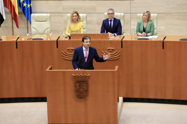 El presidente de la Junta de Extremadura, Guillermo Fernández Vara, interviene en el acto de conmemoración del 40 aniversario del Estatuto de Extremadura