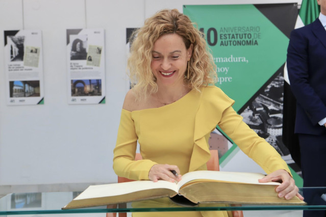 La presidenta del Congreso de los Diputados, Meritxell Batet, firma en el Libro de Honor de la Asamblea de Extremadura a su llegada al acto institucional del 40 aniversario del Estatuto de Autonomía de Extremadura