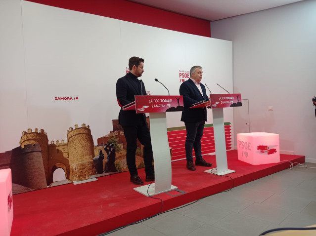 El secretario provincial del PSOE de Zamora, Antidio Fagúndez, junto al secretario de Organización del PSOE, Santos Cerdán, en la sede local del partido.