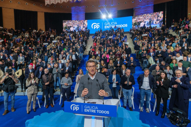El presidente del Partido Popular, Alberto Núñez Feijóo, interviene durante al acto de presentación de los candidatos a las elecciones municipales, a 25 de febrero de 2023, en Santiago de Compostela, A Coruña, Galicia (España).