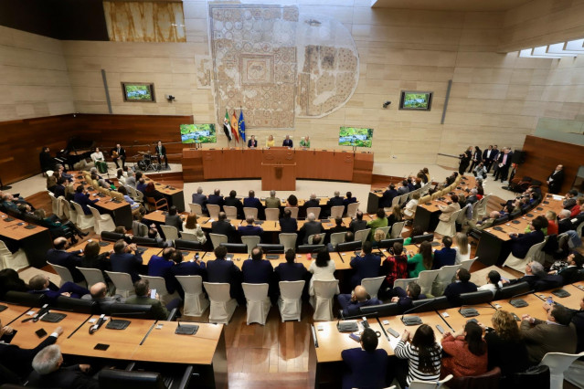 La presidenta del Congreso, Meritxell Batet; el presidente del Senado, Ander Gil; el presidente de la Junta de Extremadura, Guillermo Fernández Vara y la presidenta de la Asamblea, Blanca Martín, en el acto institucional del 40 aniversario del Estatuto