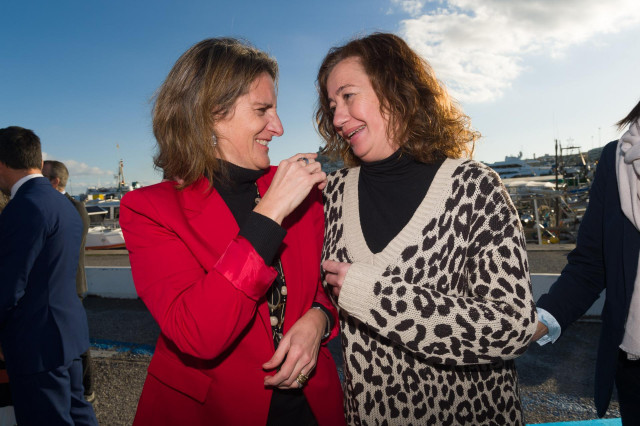La vicepresidenta tercera y ministra para la Transición Ecológica y el Reto Demográfico, Teresa Ribera (i), y la presidenta del Govern balear, Francina Armengol (d).