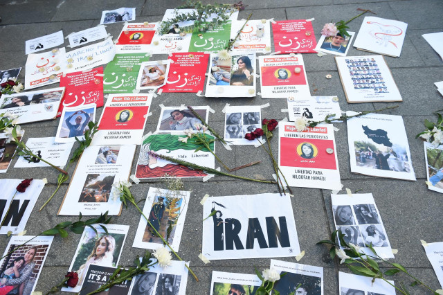 Archivo - Varias personas se manifiestan para pedir respeto por los derechos de las mujeres iraníes, en la plaza del Callao, a 1 de octubre de 2022, en Madrid (España)