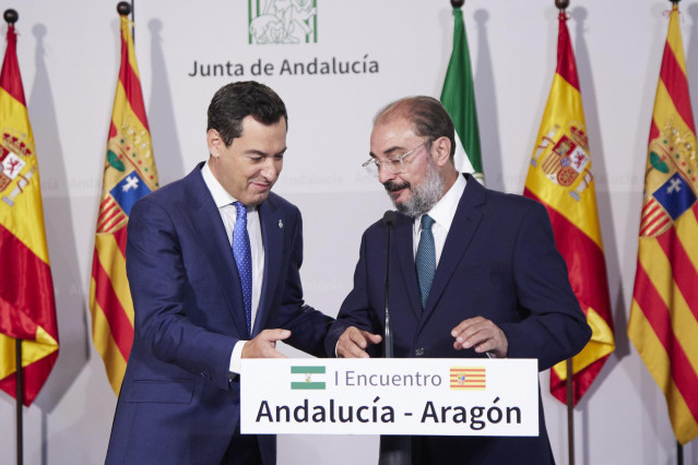 Archivo - El presidente de la Junta de Andalucía, Juanma Moreno, (i) acompaña al presidente de Aragón, Javier Lambán, (d) para atender a los medios de comunicación tras el I Encuentro Andalucía-Aragón en el Palacio de San Telmo, a 6 de octubre de 2022 en