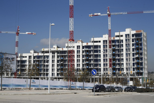 Archivo - Imagen de recurso de viviendas en construcción
